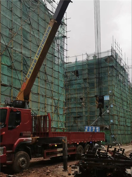 南郑区“慢工细活”—— 吊车的 “微动控制” 技术